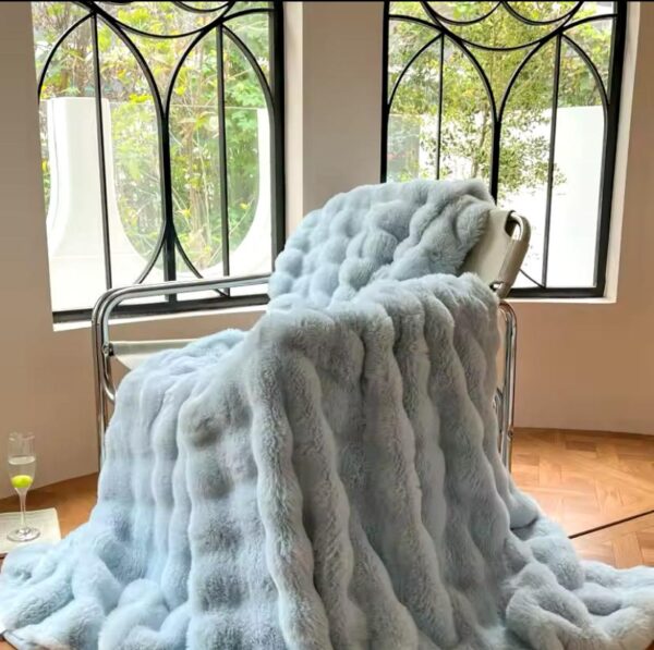 Blue plush fur bubble blanket