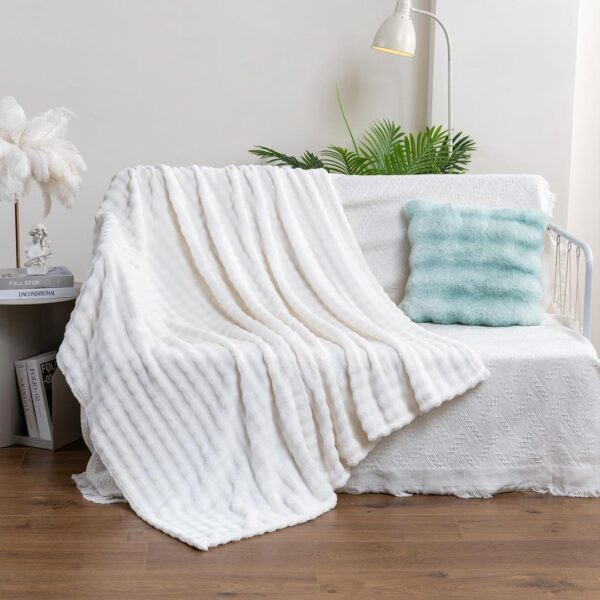 white bubble blanket