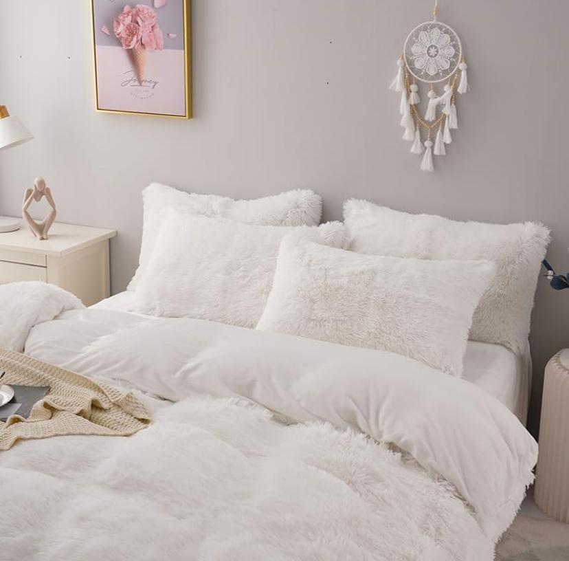 White Fluffy Faux Fur Duvet Complete Set 4 by 6, 6 by 6, 6 by 7, 7 by 7- Super Soft and Lush Luxurious Fur Duvet +Bedspread and Matching Pillowcases ( Sizes: 4 by 6, 6 by 6, 6 by 7, 7 by 7) - Image 3